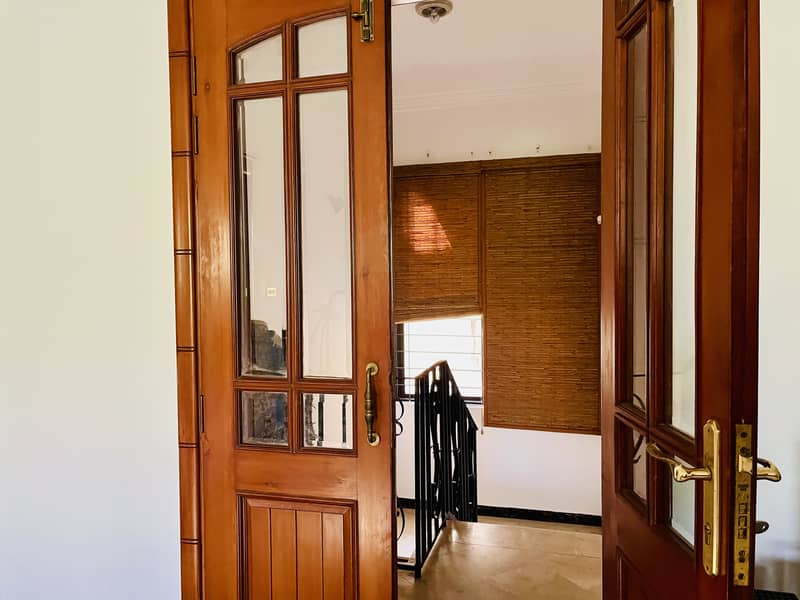 BEAUTIFUL 3 BEDROOMS UPPER PORTION UNFURNISHED WITH SEPARATE ENTRANCE & GATE 5