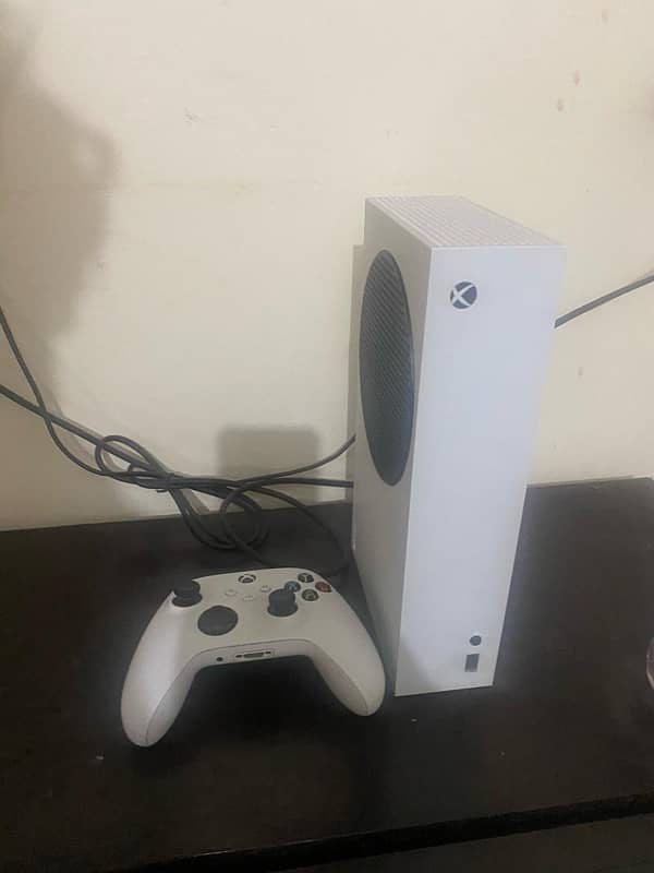 Xbox series s 512 fb almost new with box 3