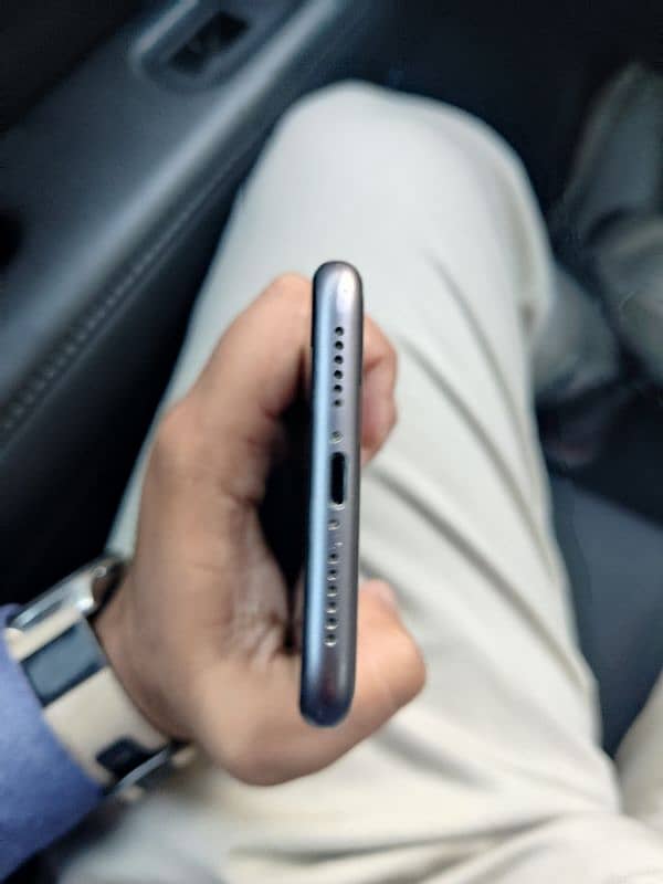 iPhone 11 128GB PTA Approved 4