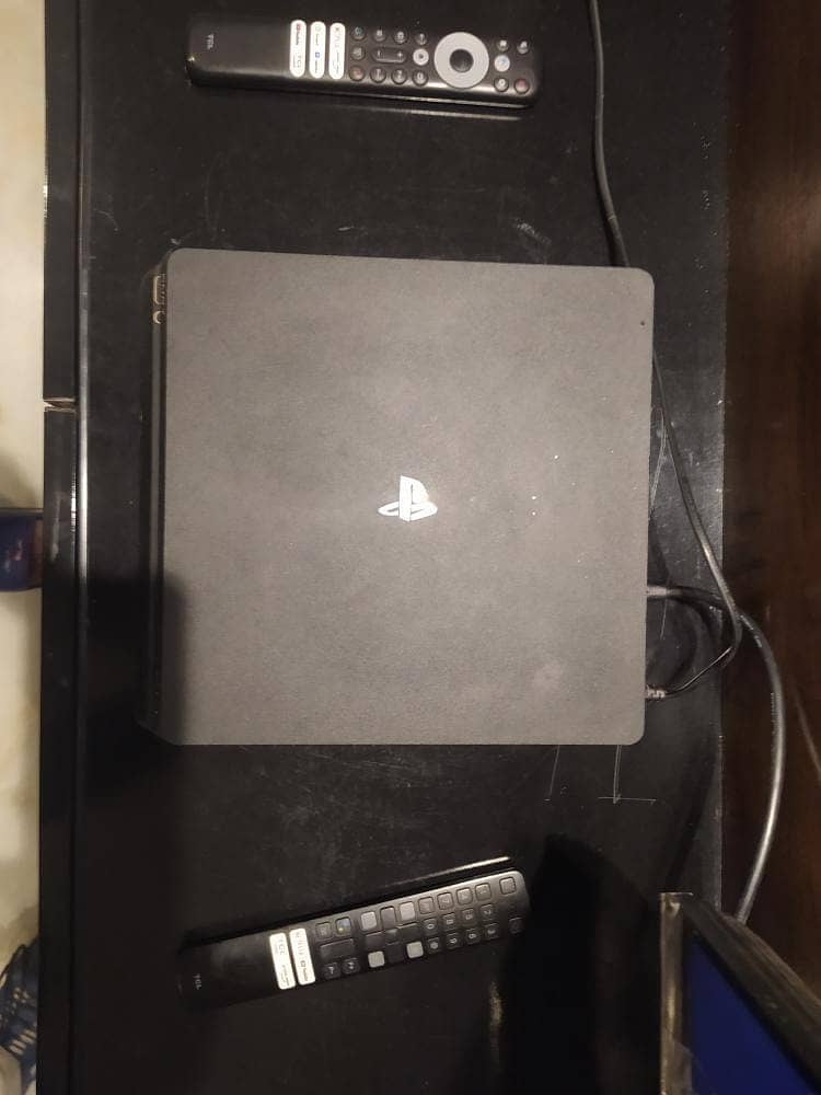 PS4 Slim 500gb + 3 Controllers 5