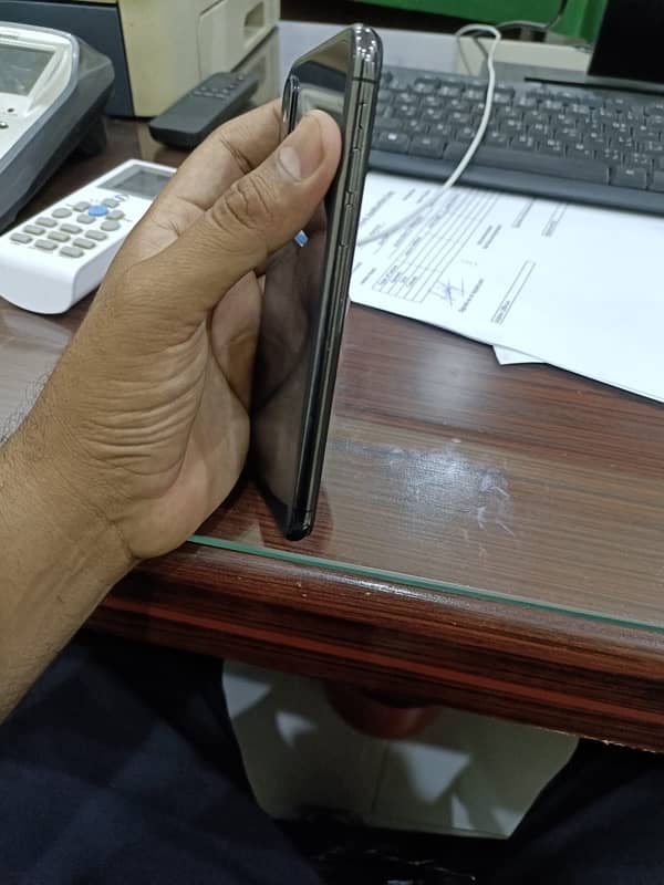 i am selling iphone x 64gb 1