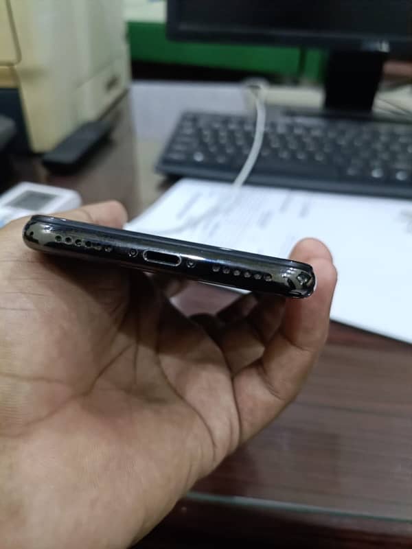 i am selling iphone x 64gb 4