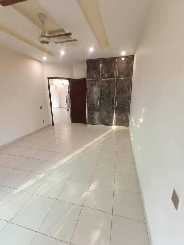 10 MARLA LIKE A BRAND NEW LUXURY GOOD CONDITION FULL HOUSE FOR RENT IN SHAHEEN BLOCK BAHRIA TOWN LAHORE 28