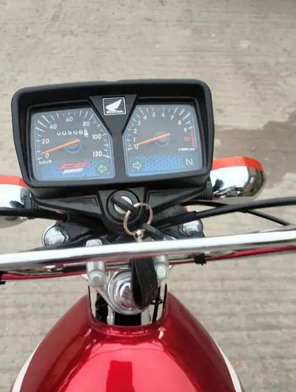 Honda CG 125  just 600km drive 2025 model 1