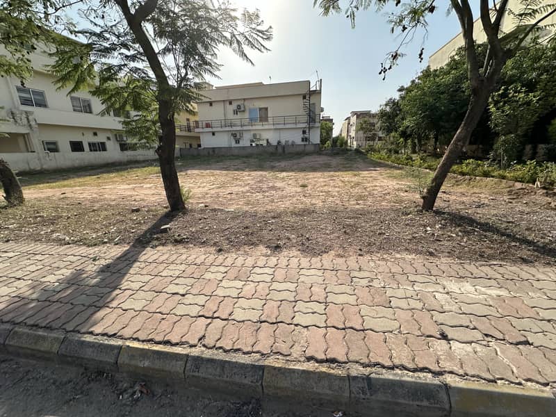 Beautiful Location 16 Marla Semi Corner Plot Front Open all Paid Solid Land available For Sale. Investor Price 5