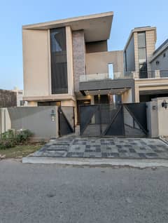 Facing Park 10 Marla House Available For Rent in Lake City Sector M-2A