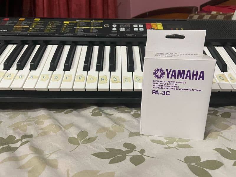 Urgently selling Yamaha portable piano keyboard level 61 keys PSR F52 0