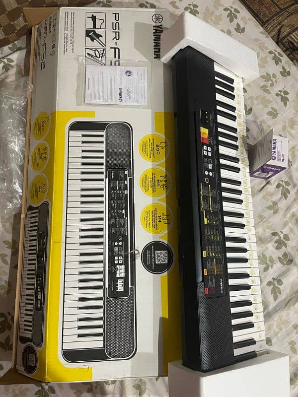 Urgently selling Yamaha portable piano keyboard level 61 keys PSR F52 1