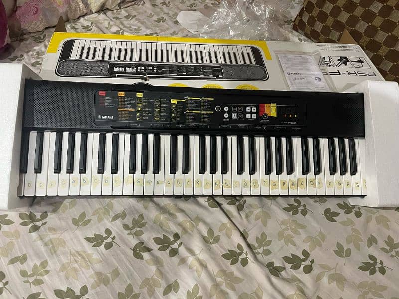 Urgently selling Yamaha portable piano keyboard level 61 keys PSR F52 2