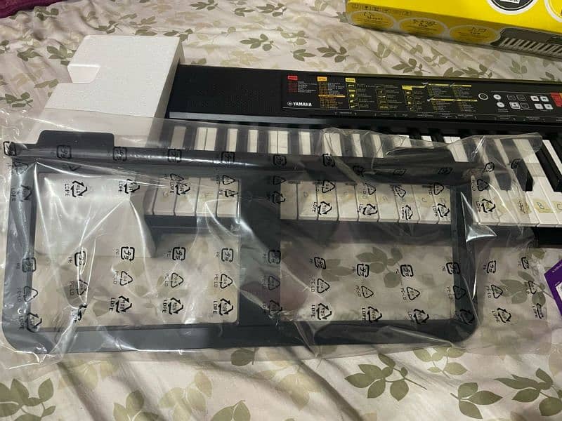 Urgently selling Yamaha portable piano keyboard level 61 keys PSR F52 7