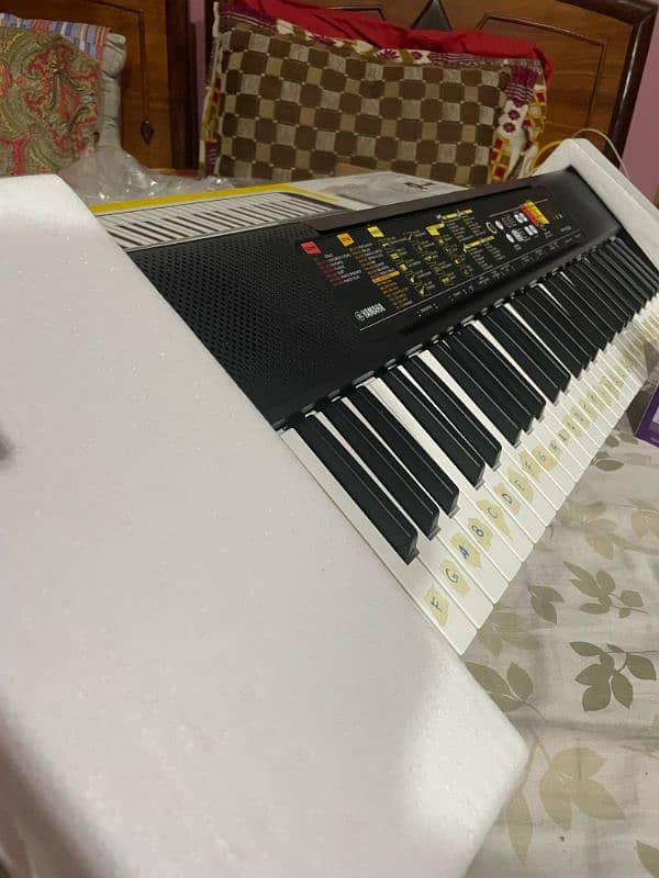 Urgently selling Yamaha portable piano keyboard level 61 keys PSR F52 8