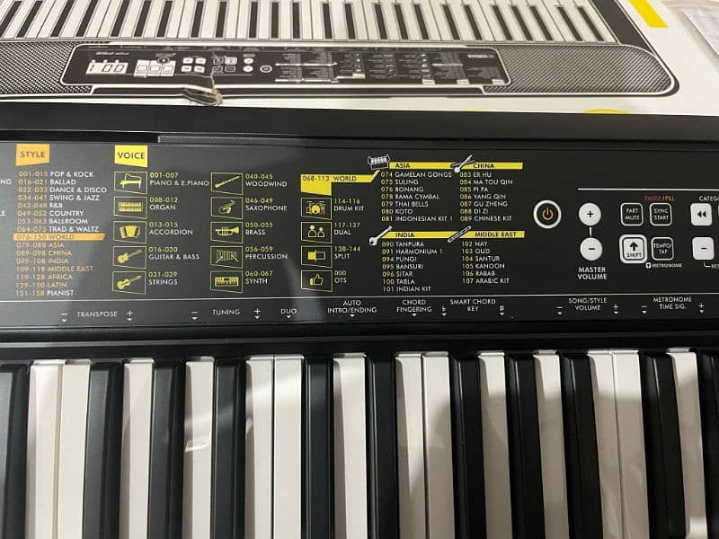 Urgently selling Yamaha portable piano keyboard level 61 keys PSR F52 9