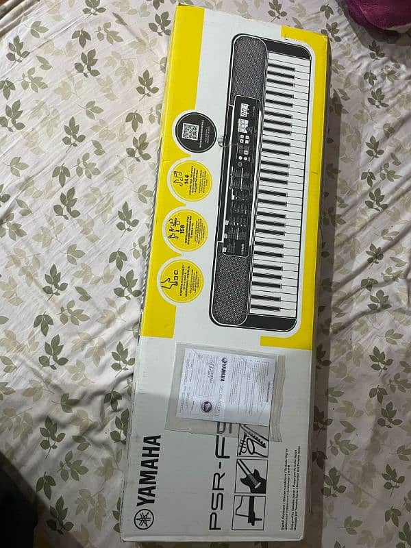 Urgently selling Yamaha portable piano keyboard level 61 keys PSR F52 10