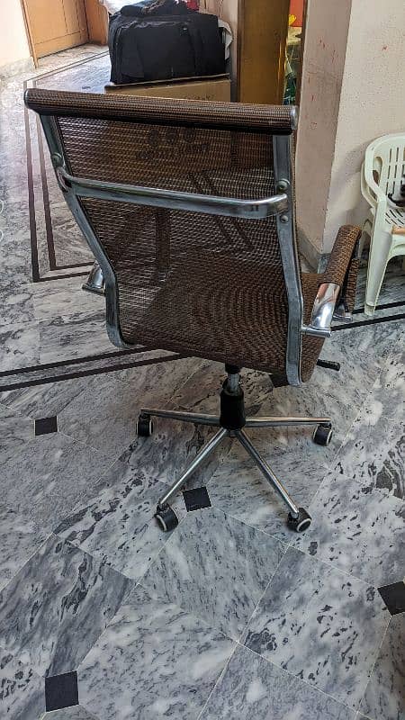 excellent condition net style computer chair 1