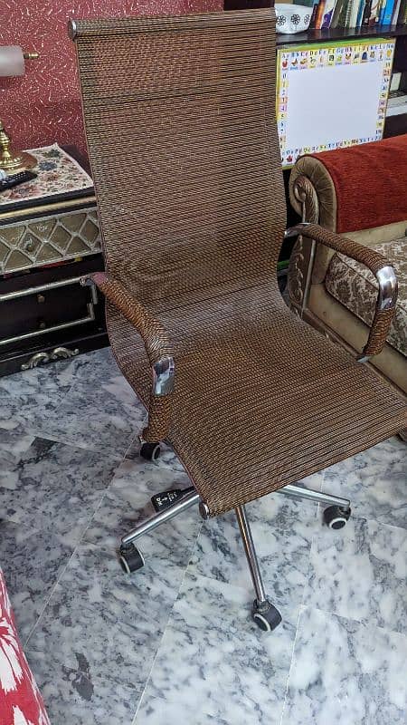 excellent condition net style computer chair 2