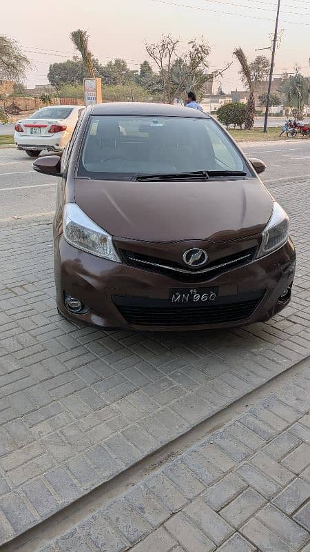 Toyota Vitz 11/ 2015 Total janven 11