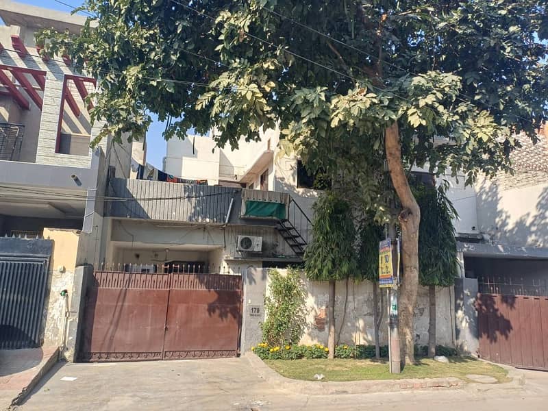 10 marla Old House available for Sale on Investor rate 0