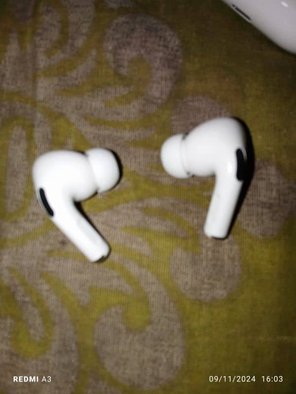 Air pods pro new condition 10 l10 5