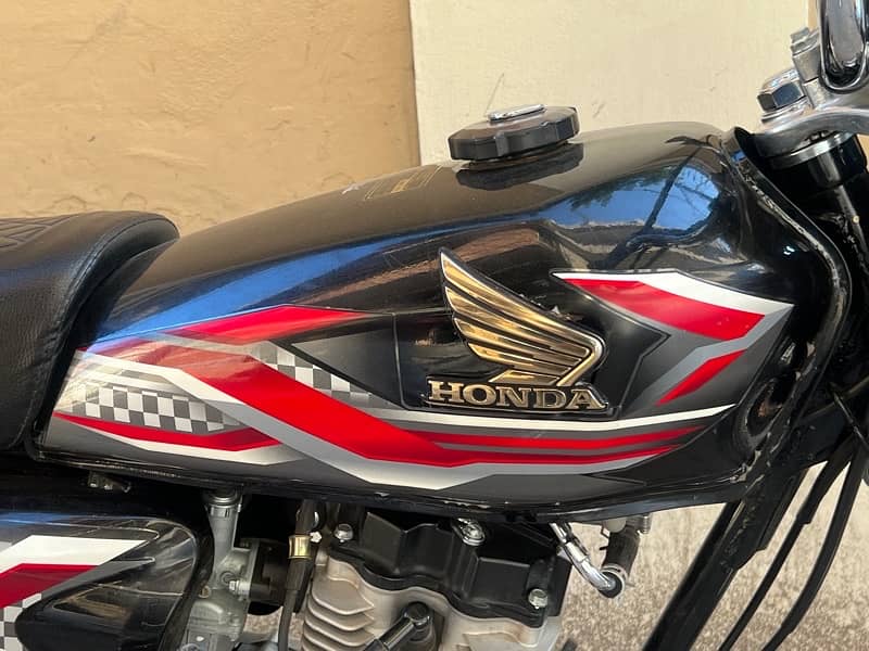 Honda 125 look like new 10/10 condition unregister 8