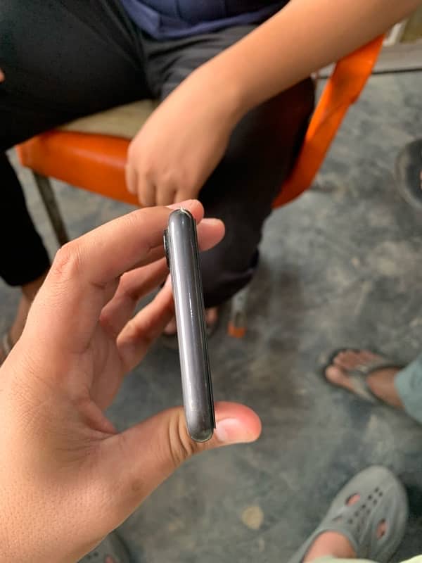 iPhone 11 64 gb jv with box 10/10 condition 2