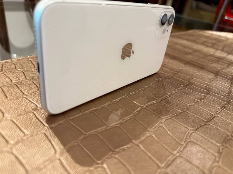 in9/10, iPhone 11 64GB NON PTA in white 3