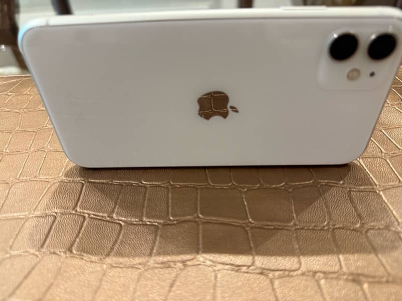 in9/10, iPhone 11 64GB NON PTA in white 5