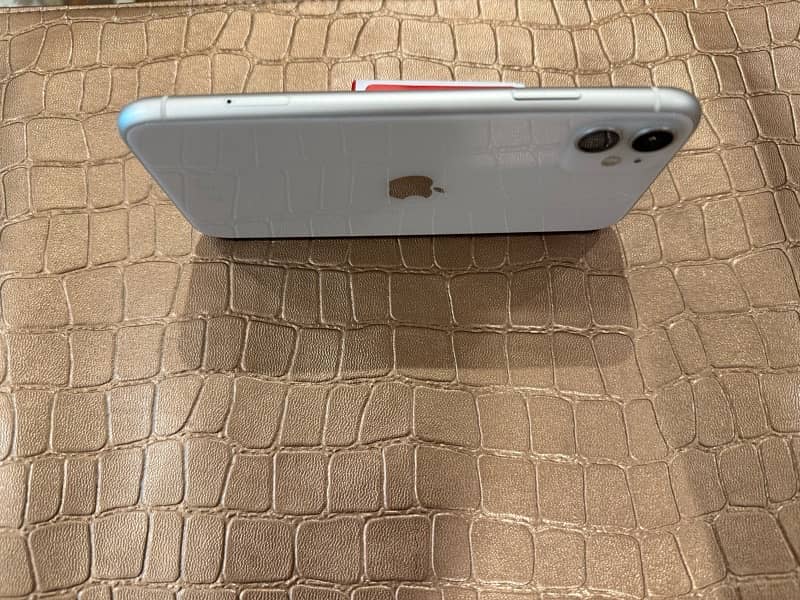 in9/10, iPhone 11 64GB NON PTA in white 6