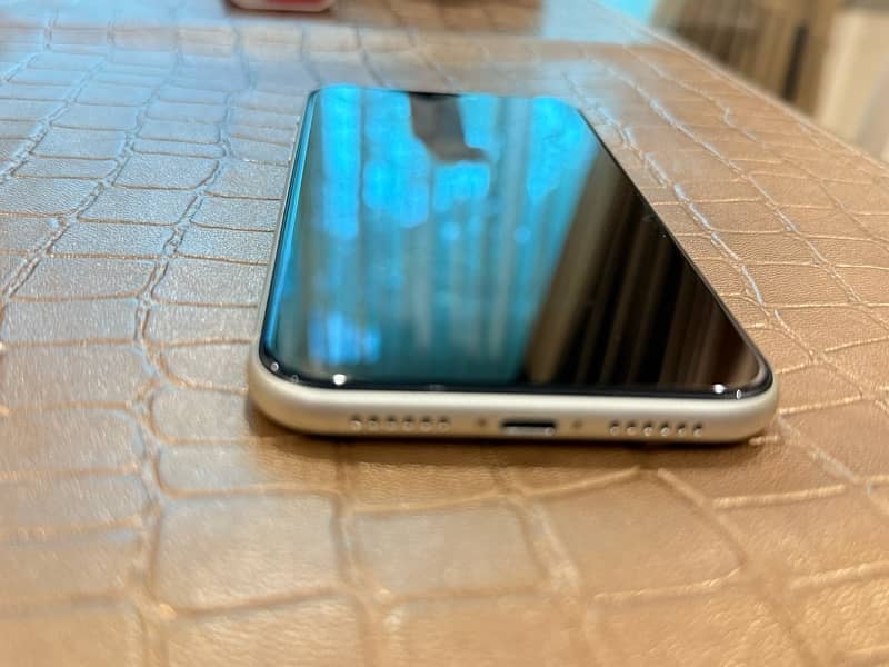 in9/10, iPhone 11 64GB NON PTA in white 7