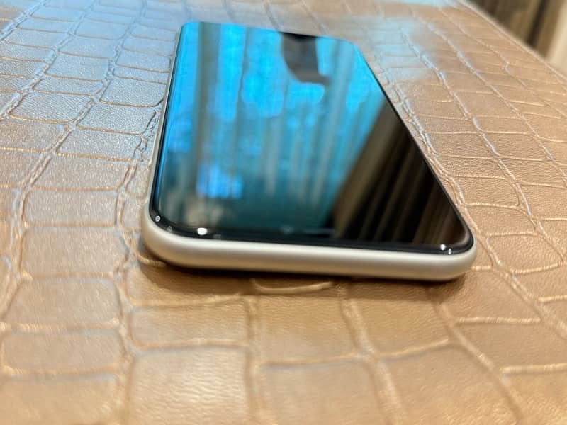 in9/10, iPhone 11 64GB NON PTA in white 8