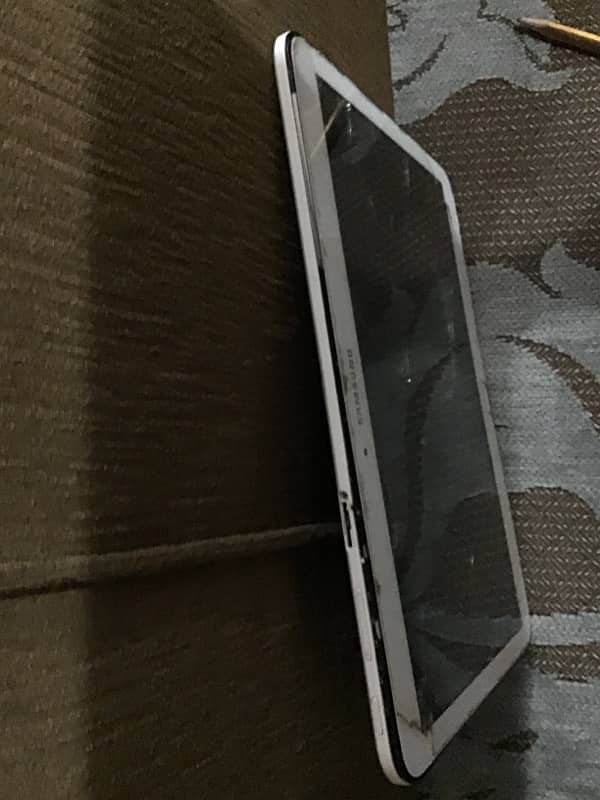 Samsung galaxy tab 3 SM-T530 2