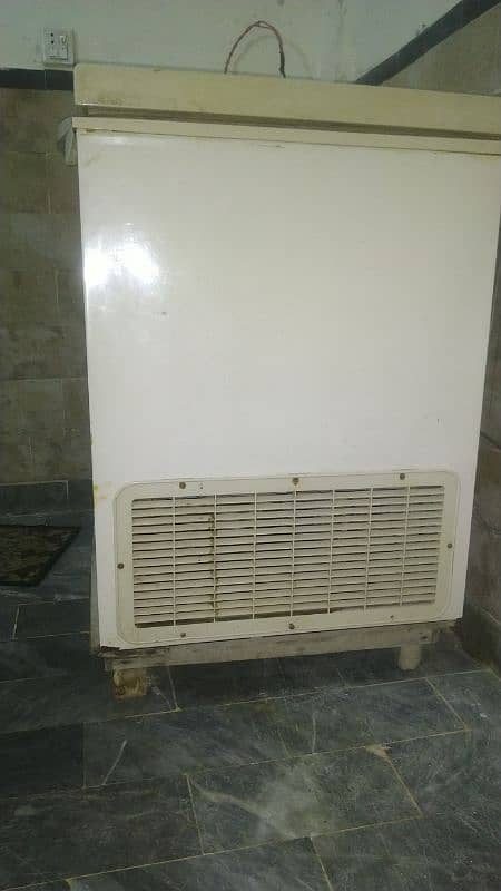 Iam selling My Dawlance Deep Freezer 1