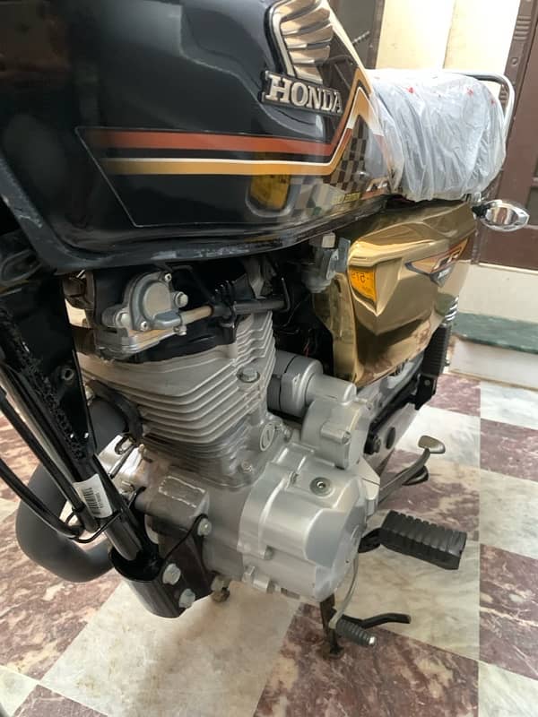 Honda CG 125 Special Gold Edition 2024 5