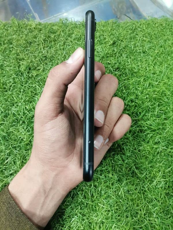 i phone XR 64 GB black color 2