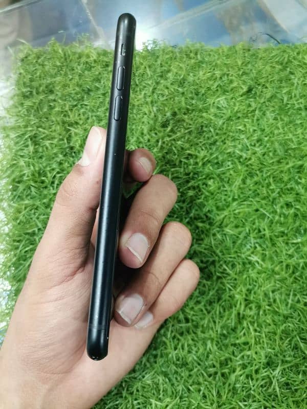 i phone XR 64 GB black color 3