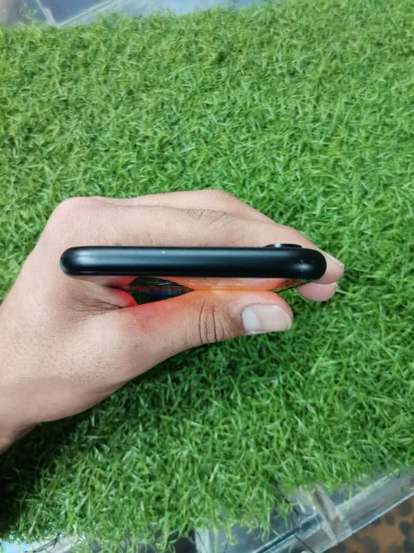 i phone XR 64 GB black color 5