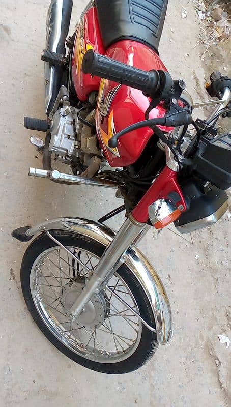 Honda CG 125 Genuine condition . Only serious buyers can contact 7