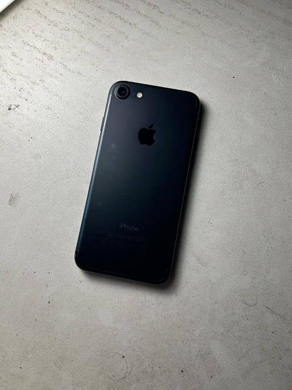 iPhone 7 | 32GB - 10/9 Condition with Box Charger 6