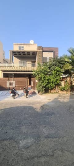 10MARAL HOUSE FOR SALE MAIN 130FEET ROAD BACK HOUSE NEAR MOSQUE MARKET SCHOOL PARK