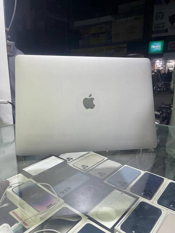 Macbook pro 2018 16/512 0