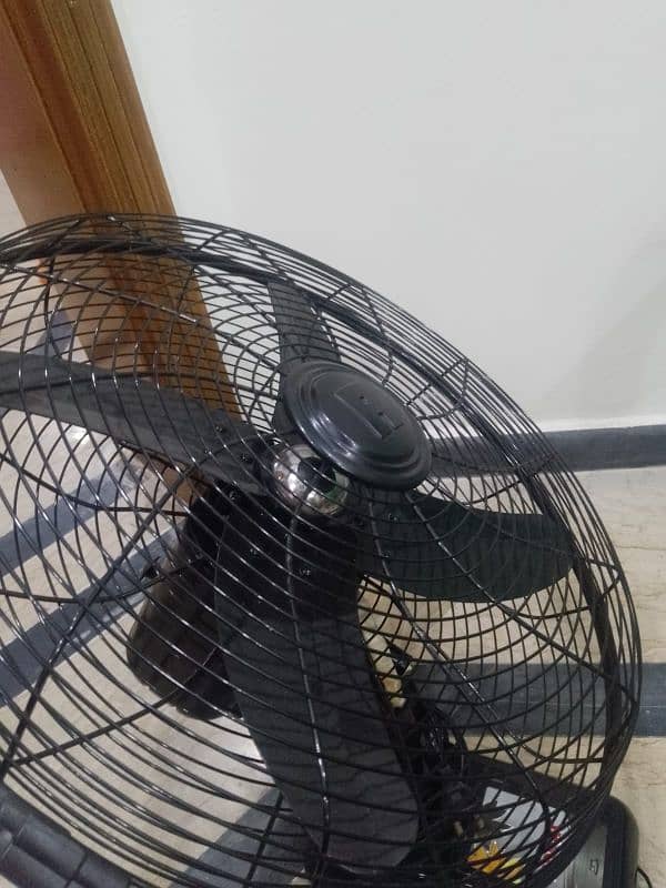 ROYAL BRACKET FAN 3