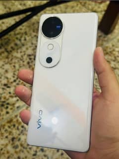 Vivo V40 In white