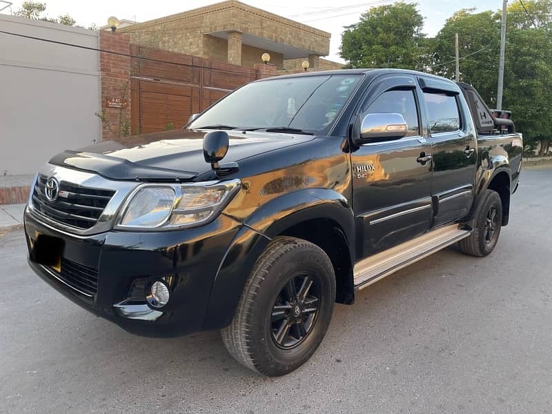 Toyota Hilux 2013 Vigo Champ top of the line All orginal Condition 4