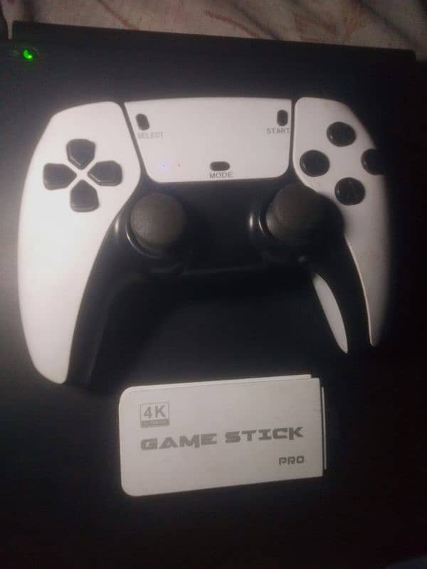 GAME STICK PRO 4K ULTRA WITH 1 CONTROLLER 0