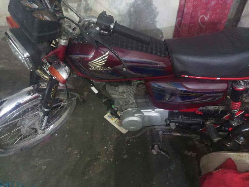 Honda 125 Red color (22 Model) 1