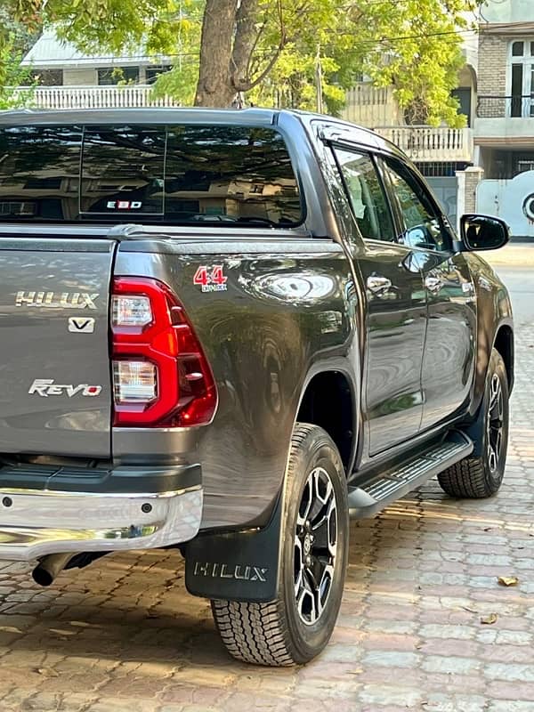 Toyota Hilux Revo V 2.8 10