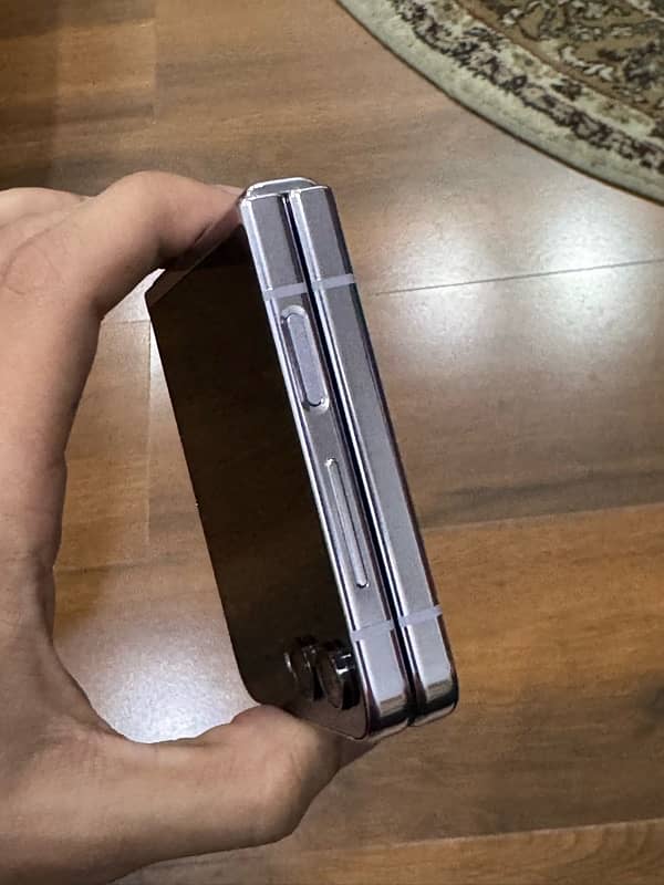 Galaxy Z Flip5 3