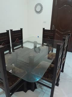 6 seater dining table in excellent condition