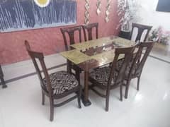 Dinning Table with 6 chairs in excellent condition