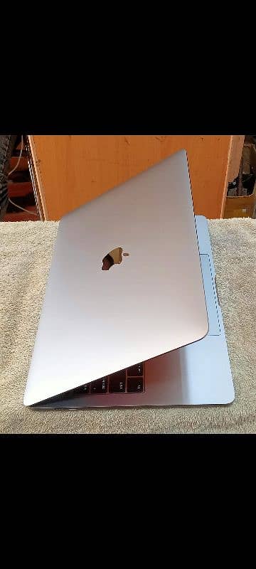 MacBook Pro 2016 & 2017 Core i5 8GB / 16GB Ram 256GB / 512GB Storage 8