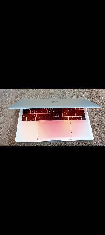 MacBook Pro 2016 & 2017 Core i5 8GB / 16GB Ram 256GB / 512GB Storage 13